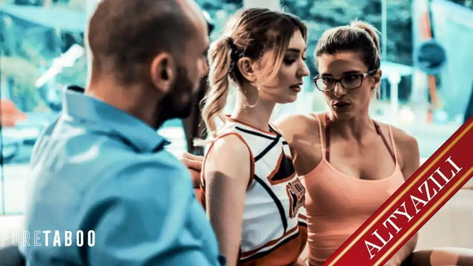 Hizmetçi Kostümlü Seksi Üvey Kız Kardeşe Sikini Zevkle Temizletti